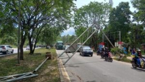 Truk Angkut Alat Berat Tabrak Rambu Jembatan Penyeberangan Orang di Tembesi