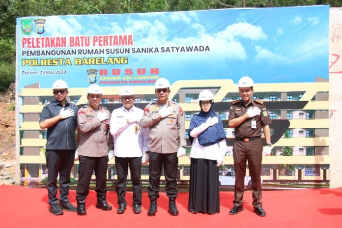 Ketua DPRD Kota Batam Nuryanto hadir dalam acara peletakan batu pertama pembangunan Rusun Sanika Satyawada Polresta Barelang di Lapangan Tembak Mapolresta Barelang, Rabu (29/5/2024).