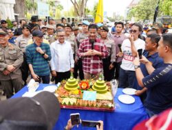 Peringati May Day di Batam, Wali Kota Rudi Potong Tumpeng bersama Buruh