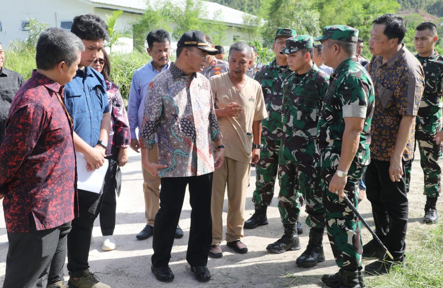   Wali Kota Batam Muhammad Rudi, mendampingi Menteri Koordinator Pembangunan Manusia dan Kebudayaan (Menko PMK) Republik Indonesia, Muhadjir Effendy, melakukan kunjungan ke Batu aji, Minggu (5/5/2024).