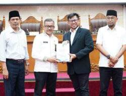 Wakili Wako Rudi, Jefridin Serahkan Ranperda Pertanggungjawaban APBD Kota Batam Tahun 2023 Kepada DPRD