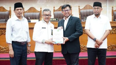 Wakili Wako Rudi, Jefridin Serahkan Ranperda Pertanggungjawaban APBD Kota Batam Tahun 2023 Kepada DPRD