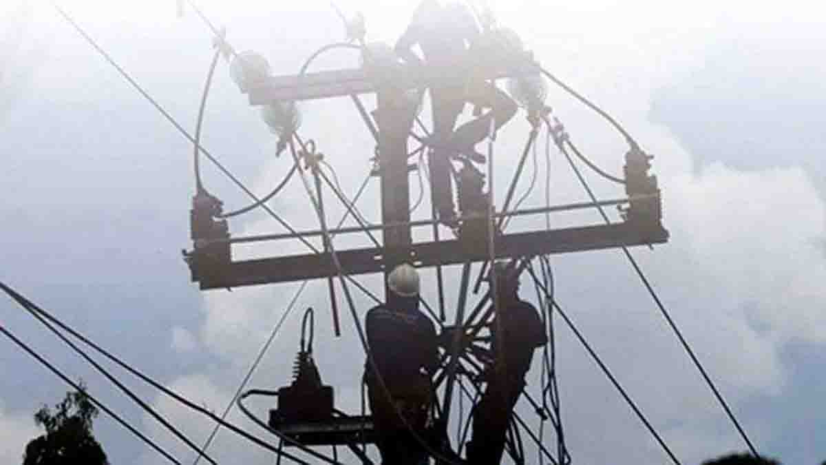 Foto ilustrasi, perbaikan kabel listrik.