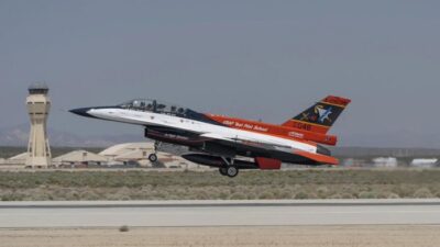 Jet tempur F-16 yang dikendalikan AI yang membawa Menteri Angkatan Udara AS Frank Kendall mengudara di California pada Jumat (3/5) lalu (AP Photo/Damian Dovarganes)