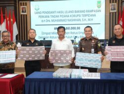 Kejaksaan Serahkan Hasil Lelang Barang Rampasan Negara Perkara Karupsi M Nashihan ke Pemko Batam