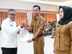 Serahkan Secara Simbolis Perjanjian Kerja PPPK Formasi Tahun 2023, Pesan Jefridin Berikan Pelayanan Terbaik Untuk Masyarakat