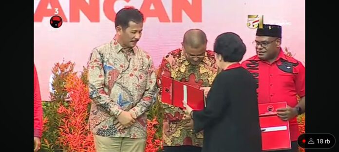 Calon Gubernur dan Wakil Gubernur Kepri Muhammad Rudi dan Aunur Rafiq saat menerima keputusan dukungan dari PDIP, Kamis (22/8/2024). Foto: Youtube/PDI Perjuangan