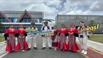 Pilot dan kru Super Air Jet mengenakan pakaian khas budaya Batak Tapanuli saat tiba pada penerbangan perdana Super Air Jet rute Batam-Silangit, Minggu (22/9/2024)