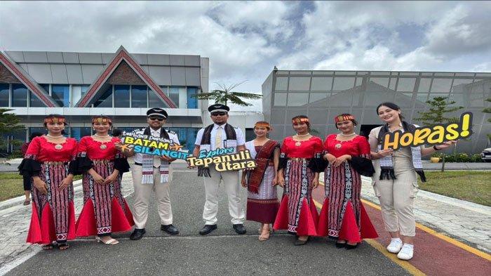 Pilot dan kru Super Air Jet mengenakan pakaian khas budaya Batak Tapanuli saat tiba pada penerbangan perdana Super Air Jet rute Batam-Silangit, Minggu (22/9/2024)