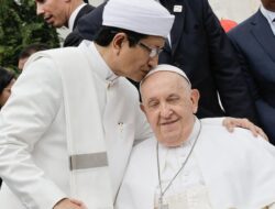 Momen Haru Imam Besar Masjid Istiqlal Cium Kening Paus Fransiskus