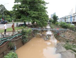 Banjir Karena Hujan Lebat, Respon Cepat Pemko Batam Turunkan Alat Berat