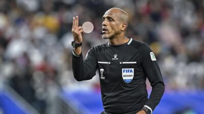 Wasit asal Oman, Ahmed Al Kaf. (Foto: getty images)