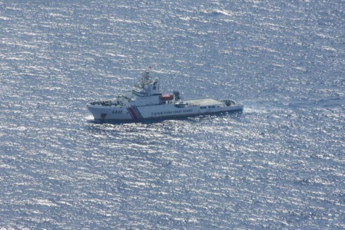 Kapal Coast Guard China diusir dari perairan Kepri saat menganggu aktivitas kapal Pertamina. Foto: Bakamla