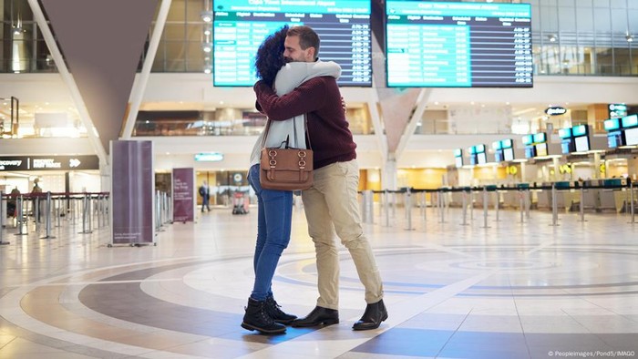 Ilustrasi berpelukan di bandara.