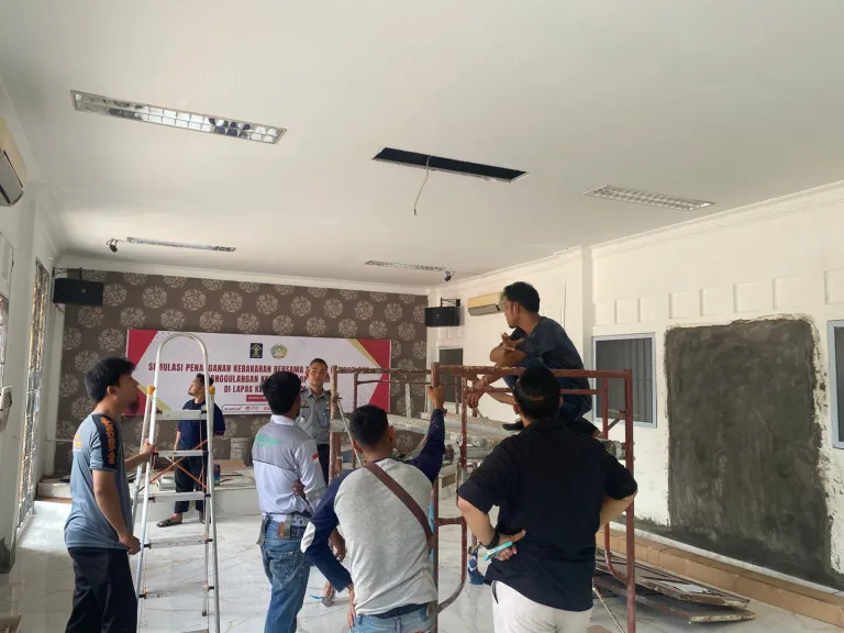 PLN Batam sedang memeriksa kondisi kelistrikan di Lapas Batam