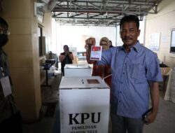 Kepala BP Batam Gunakan Hak Pilih di TPS 017 Rosedale