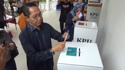 Calon Walikota Batam Amsakar Achmad menggunakan hak pilihnya dalam Pilkada 2024, Rabu (27/11/2024)