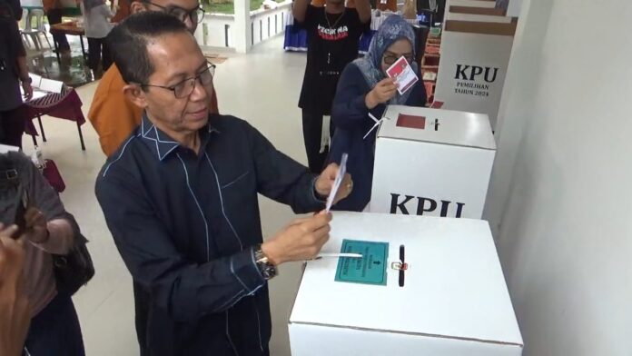 Calon Walikota Batam Amsakar Achmad menggunakan hak pilihnya dalam Pilkada 2024, Rabu (27/11/2024)