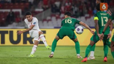 Marselino Ferdinan cetak gol spektakuler saat Timnas Indonesia kalahkan Arab Saudi 2-0 di Stadion GBK, Selasa (19/11/2024). (Foto: bola.com)
