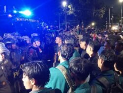 Demo Tolak PPN 12 Persen di Patung Kuda Berakhir Ricuh, Kepala Seorang Polisi Terluka