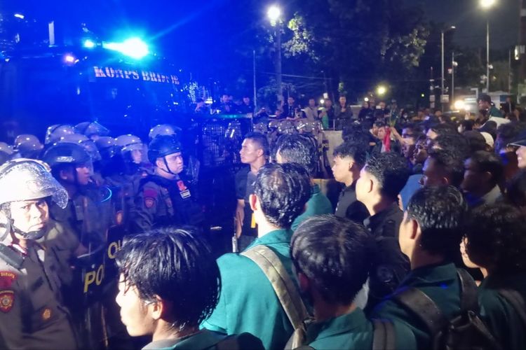 Saat polisi dan mahasiswa berhadapan di samping Patung Arjuna Wijaya, Gambir, Jakarta Pusat, Jumat (27/12/2024). (Shela Octavia)