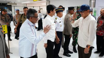 Sekretaris Daerah Kota Batam, Jefridin, M.Pd. menjemput kedatangan Menteri Perlindungan Pekerja Migran Indonesia (P2MI)/Kepala BP2MI, Abdul Kadir Karding di Bandara Hang Nadim, Sabtu (7/12/2024).