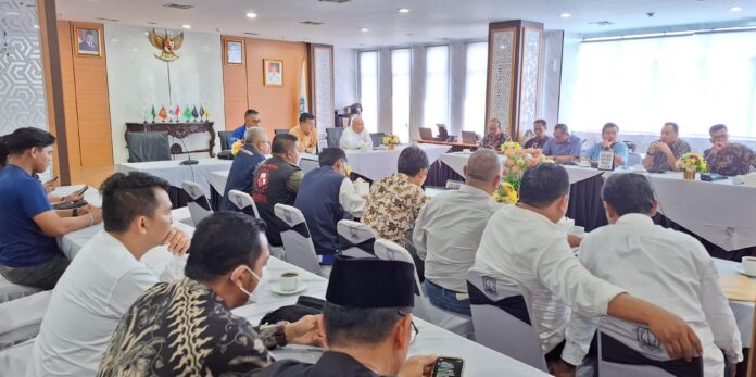 Dinas Tenaga Kerja dan Transmigrasi Kepri menggelar rapat pelaksanaan penetapan UMP Tahun 2025 dan UMSP Tahun 2025 di Graha Kepri, Jumat (6/12/2024). (Foto: AlurNews)