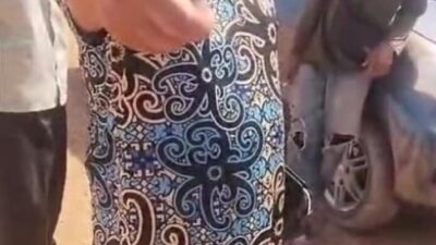 Pria di Batam yang mengeluarkan kata-kata mengancam dengan menyebut ingin 'menyikat' anggota DPRD Batam saat mendatangi lokasi sengketa lahan di kawasan Teluk Bakau, Kelurahan Batu Besar, Kecamatan Nongsa, Jumat (6/12/2024). (Foto: tangkapan layar video)