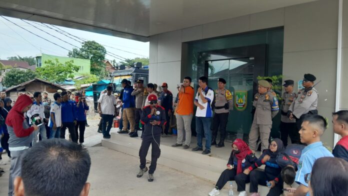 Buruh Batam mengawal rapat pembahasan UMK Batam 2025 di Kantor Disnaker Batam