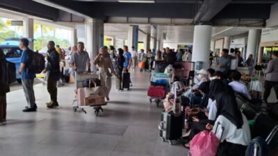Aktivitas penumpang di Bandara Internasional Hang Nadim.