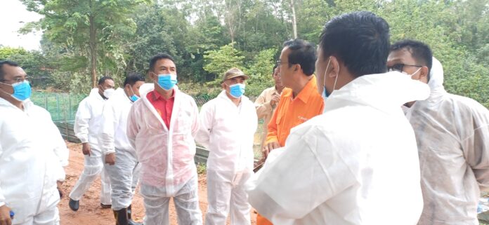 Anggota DPRD Batam meninjau lokasi penangkaran buaya di Pulau Bulan, dan mendesak PT JPK selaku pengelola penangkaran agar bertanggungjawab terkait insiden lepasnya buaya tersebut. (Foto: istimewa)