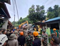 9 Warga Tiban Koperasi Tertimpa Longsor