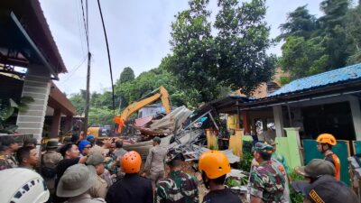9 Warga Tiban Koperasi Tertimpa Longsor