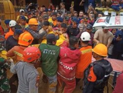 Suami Istri Korban Longsor di Tiban Koperasi Batam Berhasil Dievakuasi