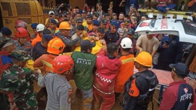 Suami Istri Korban Longsor di Tiban Koperasi Batam Berhasil Dievakuasi