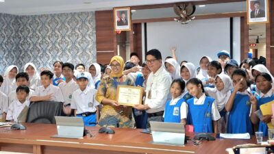 Kepala Dinas Komunikasi dan Informatika (Kominfo) Kota Batam, Rudi Panjaitan, S.STP., M.Si, menerima kunjungan literasi digital dari siswa SD Kartini II, di Kantor Wali Kota Batam, Selasa (18/2/2025).