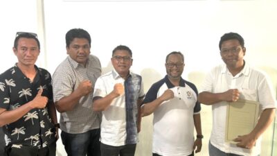 Saibansah dan Parna serahkan berkas calon Ketua PWI Kepri dan Ketua DK PWI Kepri ke panitia Konferprov Luar Biasa PWI Kepri, Senin (17/2/2025) (pwi kepri)