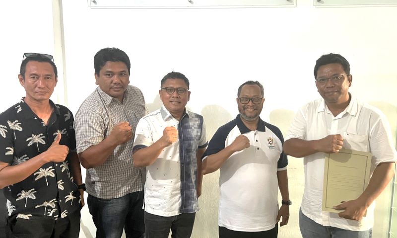 Saibansah dan Parna serahkan berkas calon Ketua PWI Kepri dan Ketua DK PWI Kepri ke panitia Konferprov Luar Biasa PWI Kepri, Senin (17/2/2025) (pwi kepri)