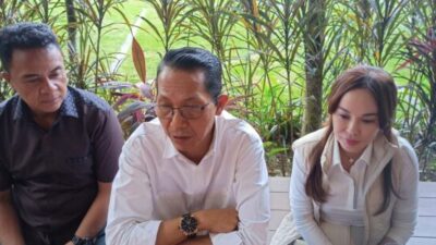 Wali Kota Batam terpilih, Amsakar Ahmad bersama Wakil Wali Kota Batam terpilih Li Claudia Chandra dan Wakil Ketua I DPRD Batam, Aweng Kurniawan.