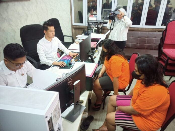 Dua pelaku penipuan lowongan kerja ditangkap polisi, Minggu (23/2/2025)