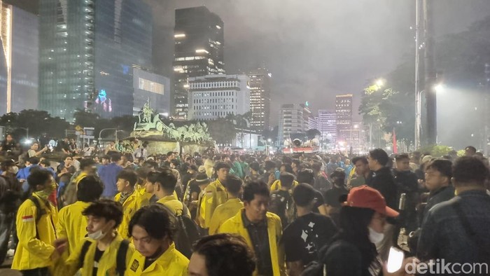 Massa Badan Eksekutif Mahasiswa Se-Indonesia (BEM SI) dalam demo ‘Indonesia Gelap’ membacakan 13 tuntutan kepada pemerintah. (Taufiq S/detikcom)