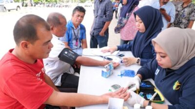 Sopir taksi di kawasan Bandara Hang Nadim Batam mengikuti pemeriksaan kesehatan gratis dalam Operasi Keselamatan Seligi 2025, Kamis (13/2/2025). Foto: Humas Polda Kepri