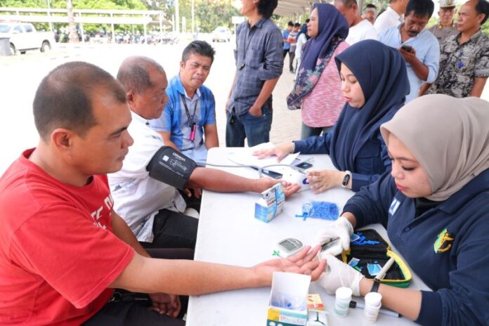 Sopir taksi di kawasan Bandara Hang Nadim Batam mengikuti pemeriksaan kesehatan gratis dalam Operasi Keselamatan Seligi 2025, Kamis (13/2/2025). Foto: Humas Polda Kepri