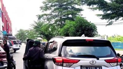 Tangkapan layar pria yang diduga polisi gadungan saat naik ke dalam mobil yang sempat terekam oleh korban. Foto: Istimewa