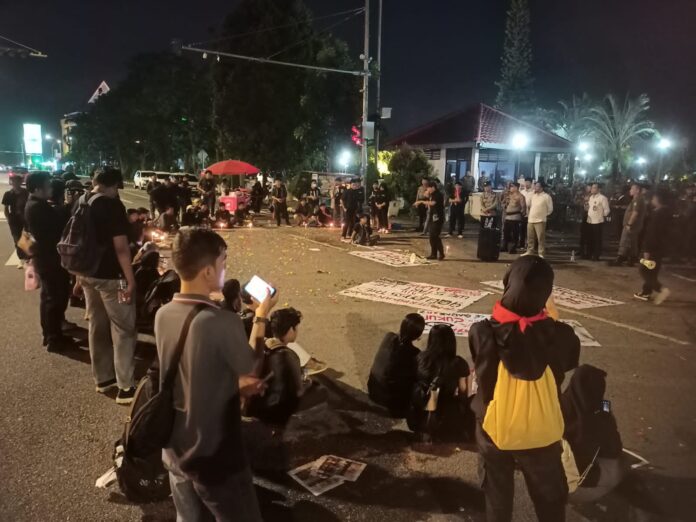 Mahasiswa Batam menggelar aksi unjuk rasa damai di DPRD Kota Batam, Senin (24/4/2025) malam. (Foto: AlurNews)