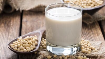 Ilustrasi susu kedelai. Foto: Shutterstock