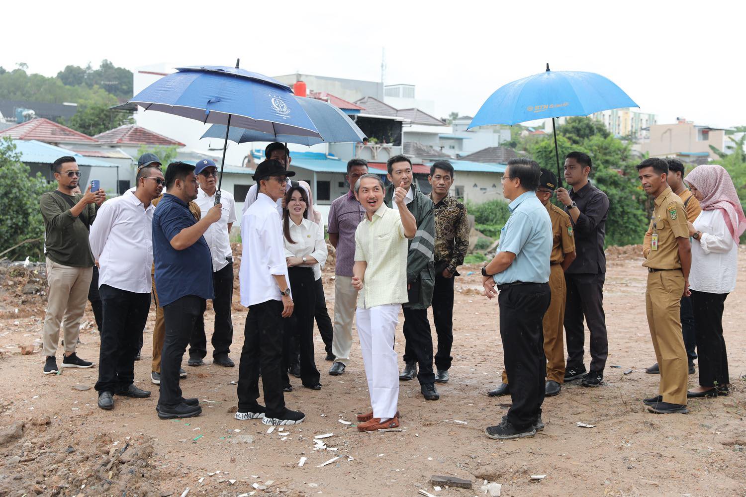- Wali Kota Batam, Amsakar Achmad bersama Wakil Wali Kota Batam, Li Claudia Chandra, meninjau langsung rencana pembangunan taman kota di Kelurahan Baloi Indah, Kecamatan Lubuk Baja, Selasa (8/4/2025).