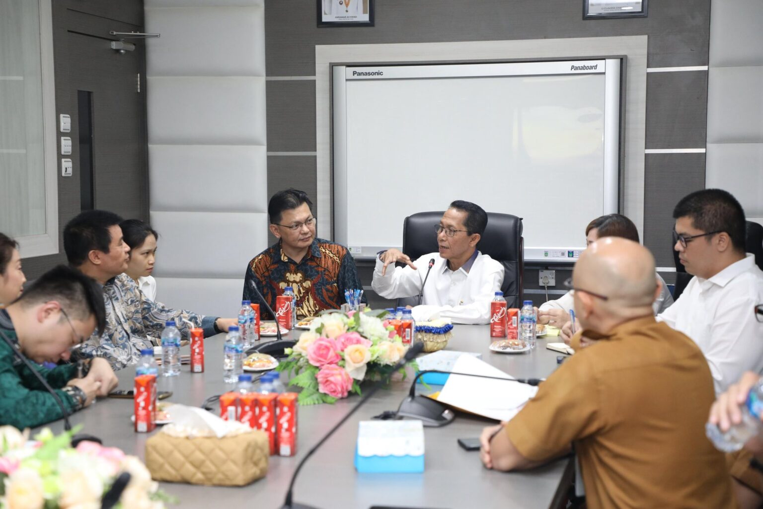 Wali Kota Batam, Amsakar Achmad menerima kunjungan Konsul Jendral Republik Rakyat Tiongkok, Zhang Min di Ruang Rapat Wali Kota Batam, Senin (21/4/2025).