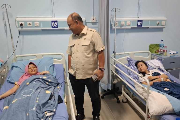 Kepala BGN Dadan Hindayana meninjau langsung para siswa MAN 1 dan SMP PGRI 1 Cianjur, Jawa Barat, yang mengalami gejala gangguan kesehatan usai mengonsumsi makanan dari MBG, Rabu (23/4/2025). Kata Media Asing soal Kasus Keracunan MBG di Indonesia (Dok. BGN)