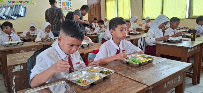 Ujicoba program Makan Bergizi Gratis (MBG) nasional mulai dilaksanakan, Senin (6/1/2024). Satu di antaranya Sekolah Dasar Negeri (SDN) 010 Bengkong.